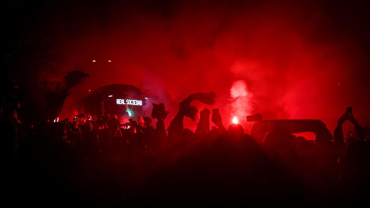 Nueva vergüenza en el fútbol español: así fue recibido el Atlético en el Reale Arena