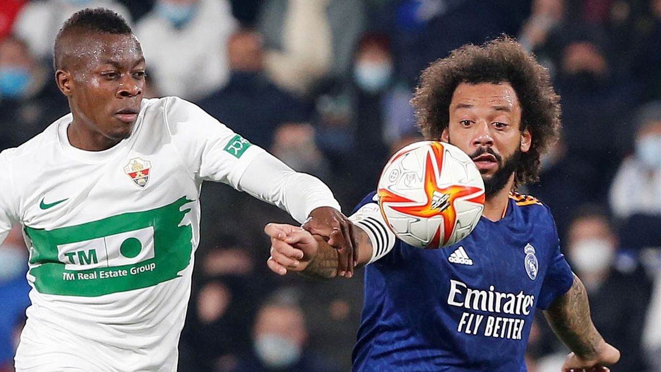 Marcelo disputa un balón con Palacios, en el Elche CF-Real Madrid de Copa del Rey