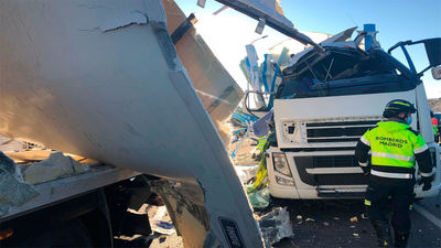 Un herido al chocar dos camiones de gran tonelaje en la M-50 a la altura de Villa de Vallecas