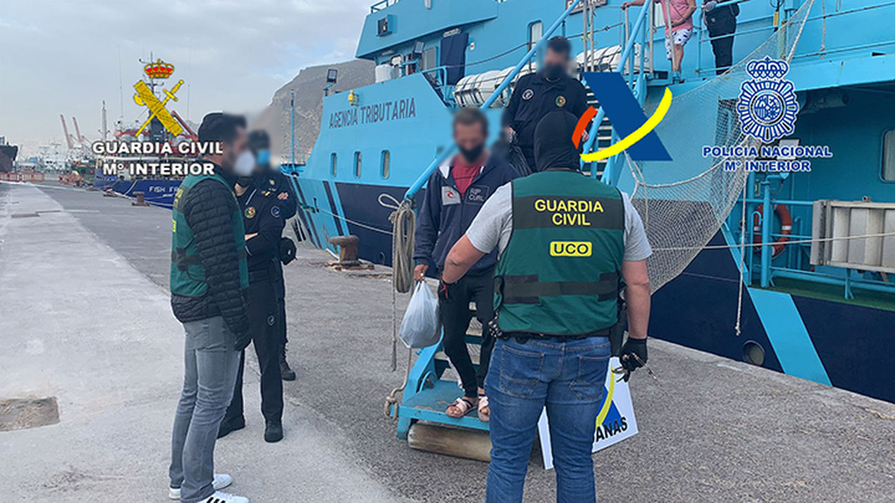 Llegada a puerto de la embarcación de la Agencia Tributaria con los detenidos en la operación