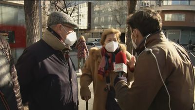 Los mayores ganan su 'guerra' y el Gobierno pide a los bancos garantizar el acceso de los más mayores