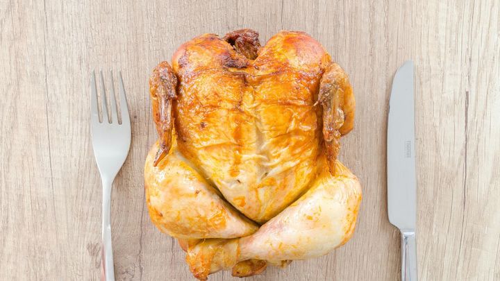 ¿Es malo comer la piel del pollo?