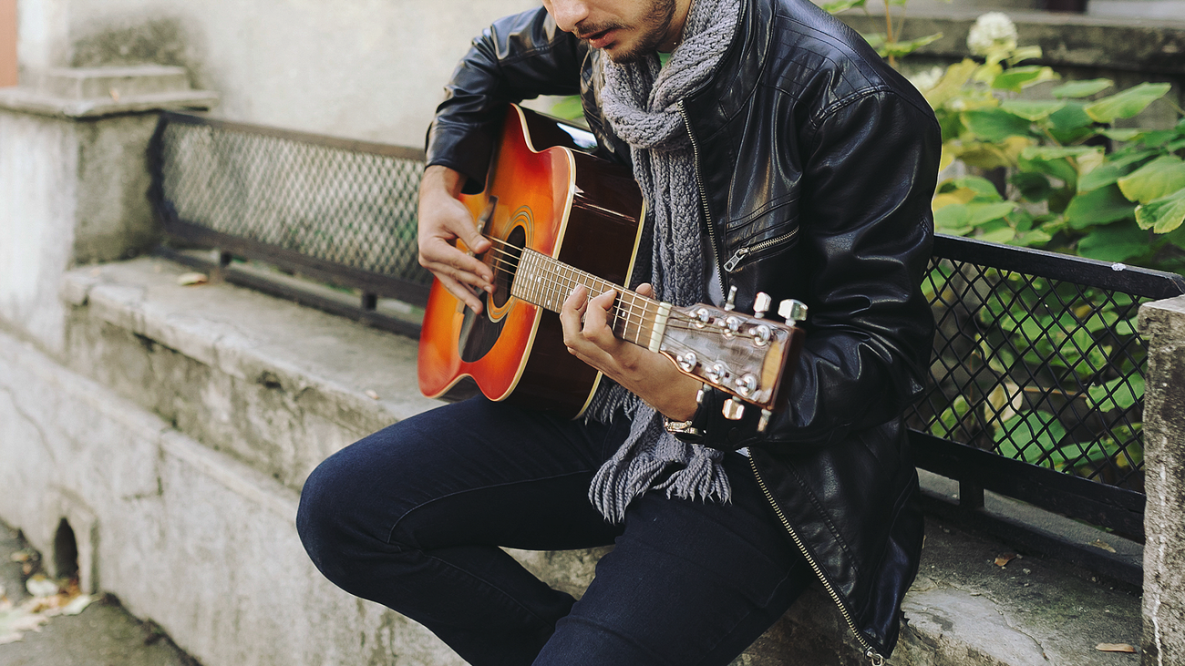 Músicos callejeros se concentran en la calle para pedir tocar con altavoz