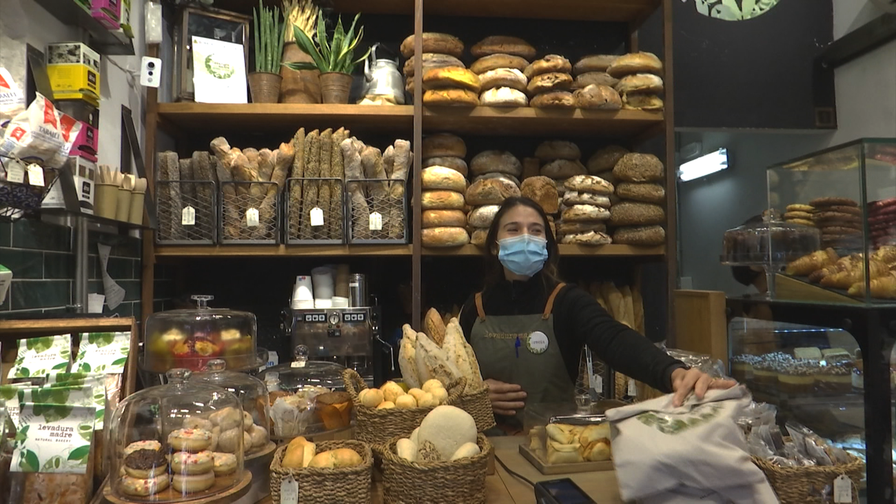 Taxistas voluntarios recogen el pan que sobra en las panaderías para llevarlo a los más necesitados