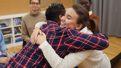 ¿Cómo está afectando la falta de abrazos por culpa de la Covid a los más pequeños?