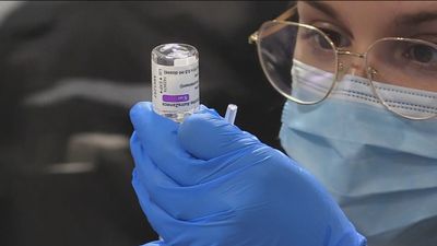 La vacunación Covid continúa echando un pulso al ascenso de la incidencia por Ómicron