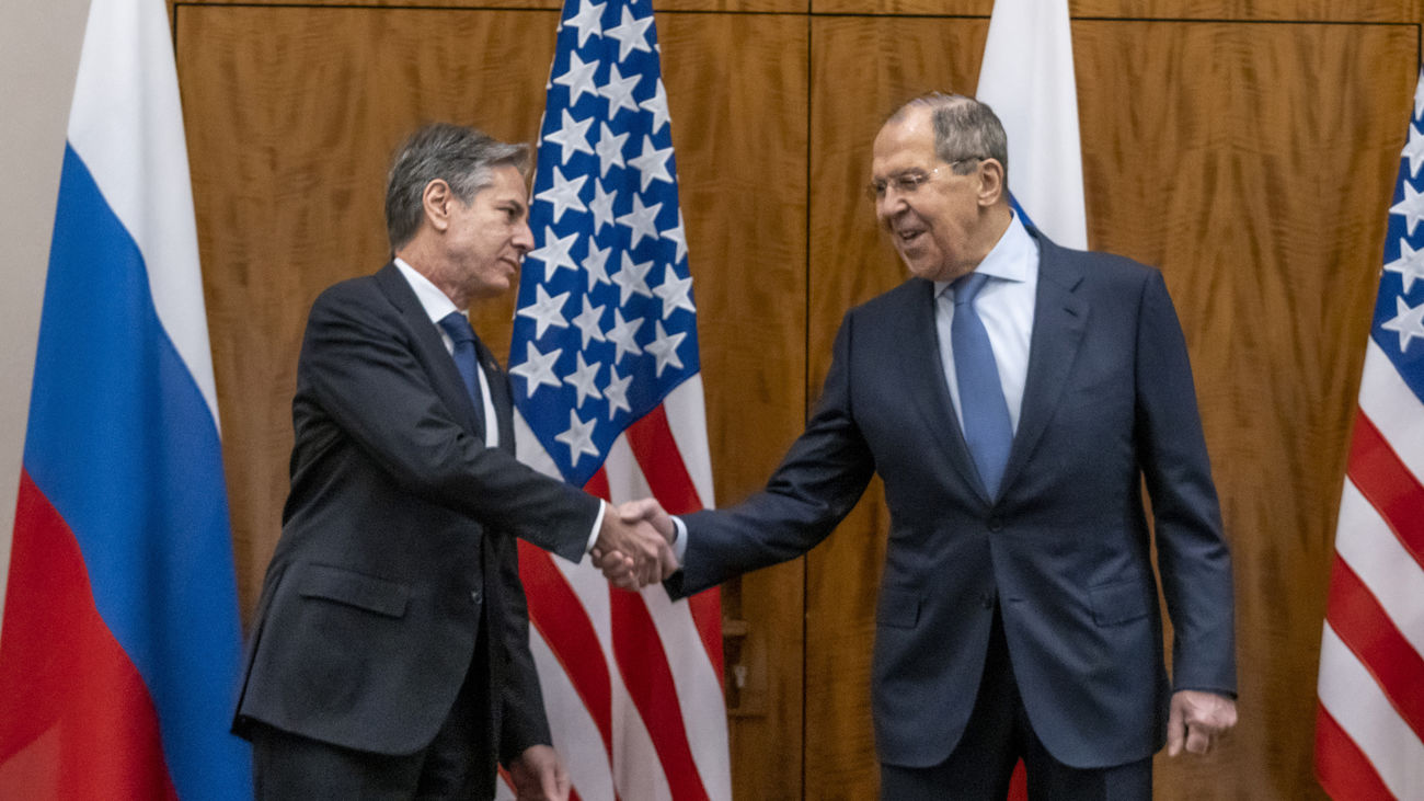 Blinken y Lavrov se saludan antes de la reunión