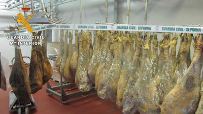 La Guardia Civil interviene 2.000 jamones y paletas por fraude alimenticio en Cáceres