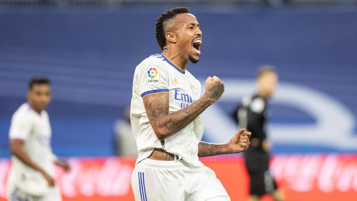 El defensa brasileño del Real Madrid Eder Militao celebra gol conseguido ante el Elche / EFE