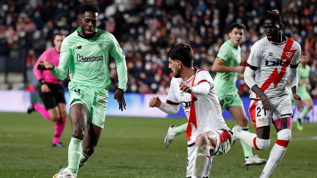 El defensa del Rayo Vallecano Alejandro Catena, y el delantero del Athletic Club de Bilbao Iñaki Williams