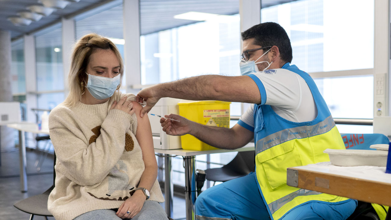 Una mujer recibe una vacuna contra la Covid