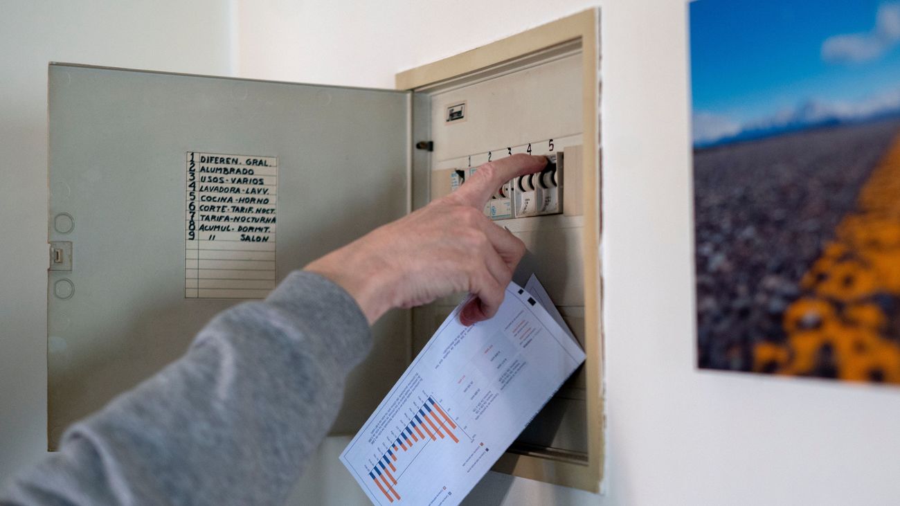 Un hombre sube los plomos de la electricidad