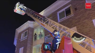 Un incendio obliga a desalojar a 60 personas de sus viviendas en Galapagar