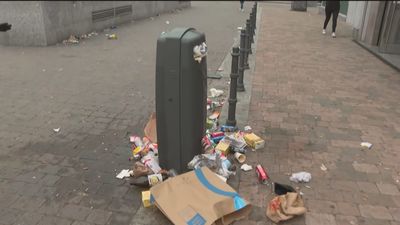 Los vecinos de Príncipe Pío denuncian la acumulación de suciedad junto al intercambiador