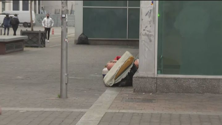 Colchones arrinconados en la explanada del Intercambiador de Príncipe Pío / REDACCIÓN