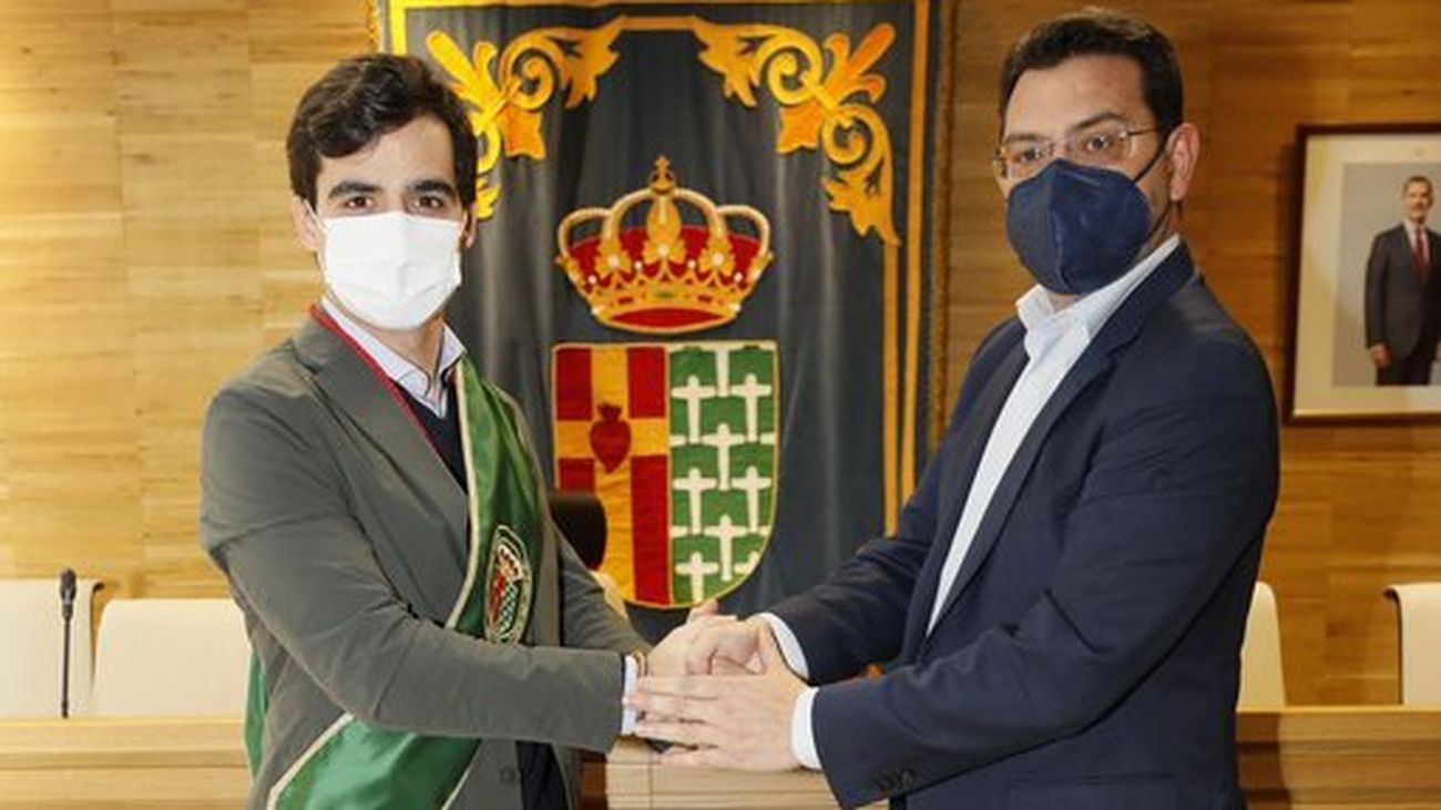 El nuevo concejal José María Lorenzo, a la izquierda de la imagen