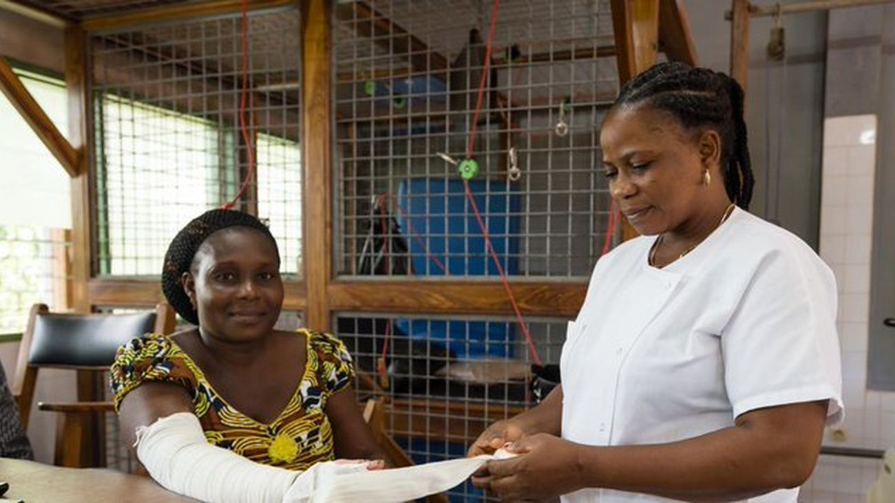 Una enfermera atiende a una mujer afectada por úlceras de Buruli
