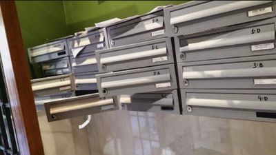Vecinos de Malasaña denuncian el saqueo de los buzones en busca de tarjetas de crédito