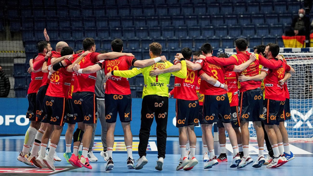 Los integrantes de la Selección española celebran su pase a semifinales del Europeo de Balonmano