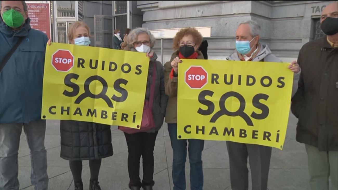 Desalojados del pleno de Cibeles los vecinos que protestaban contra la ordenanza de terrazas