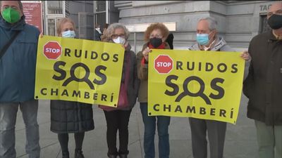Desalojados del pleno de Cibeles los vecinos que protestaban contra la ordenanza de terrazas