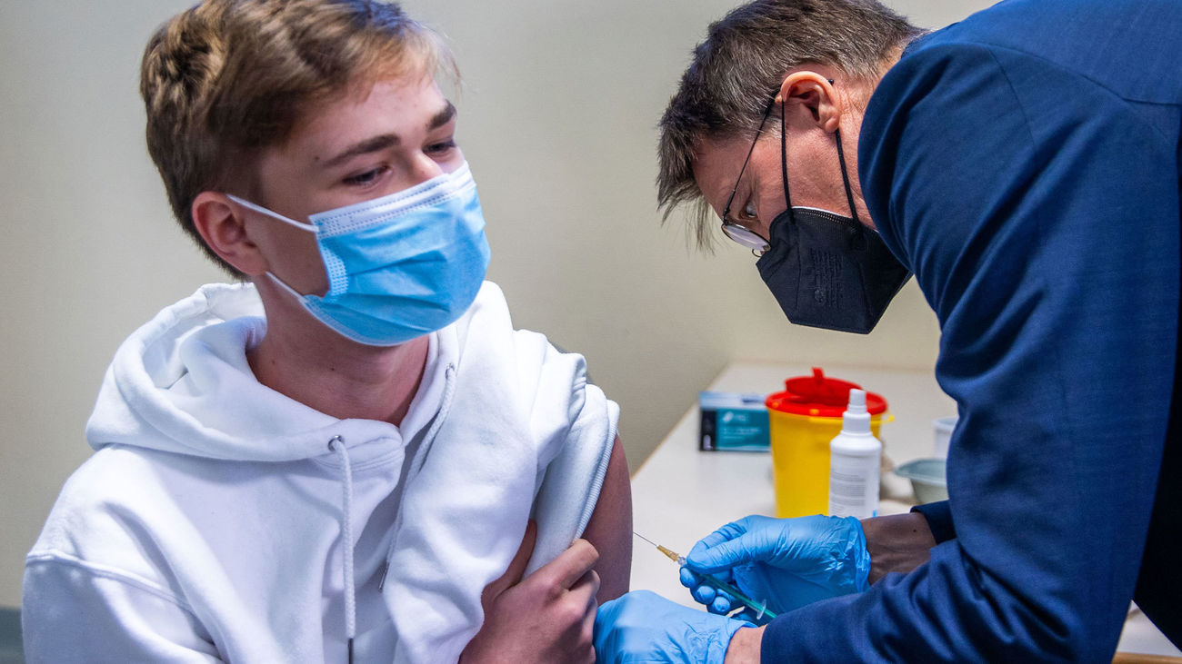 Un joven se vacuna contra la covid-19