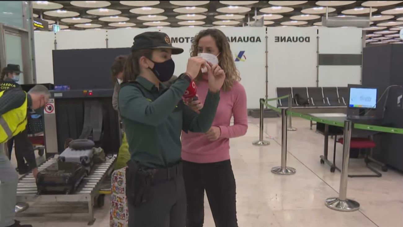 Así intercepta la Guardia Civil la droga que tratan de 'colar' por el aeropuerto de Barajas