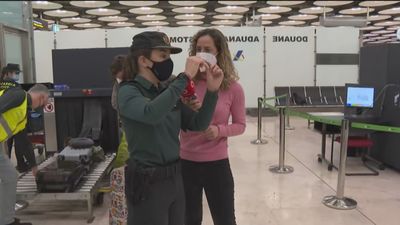 Así intercepta la Guardia Civil la droga que tratan de 'colar' por el aeropuerto de Barajas