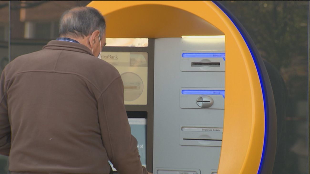 La OCU critica que el Banco de España permita el cobro de comisiones por retirar efectivo
