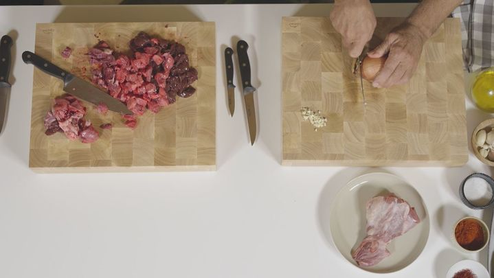 Receta de patatas revolconas con cordero