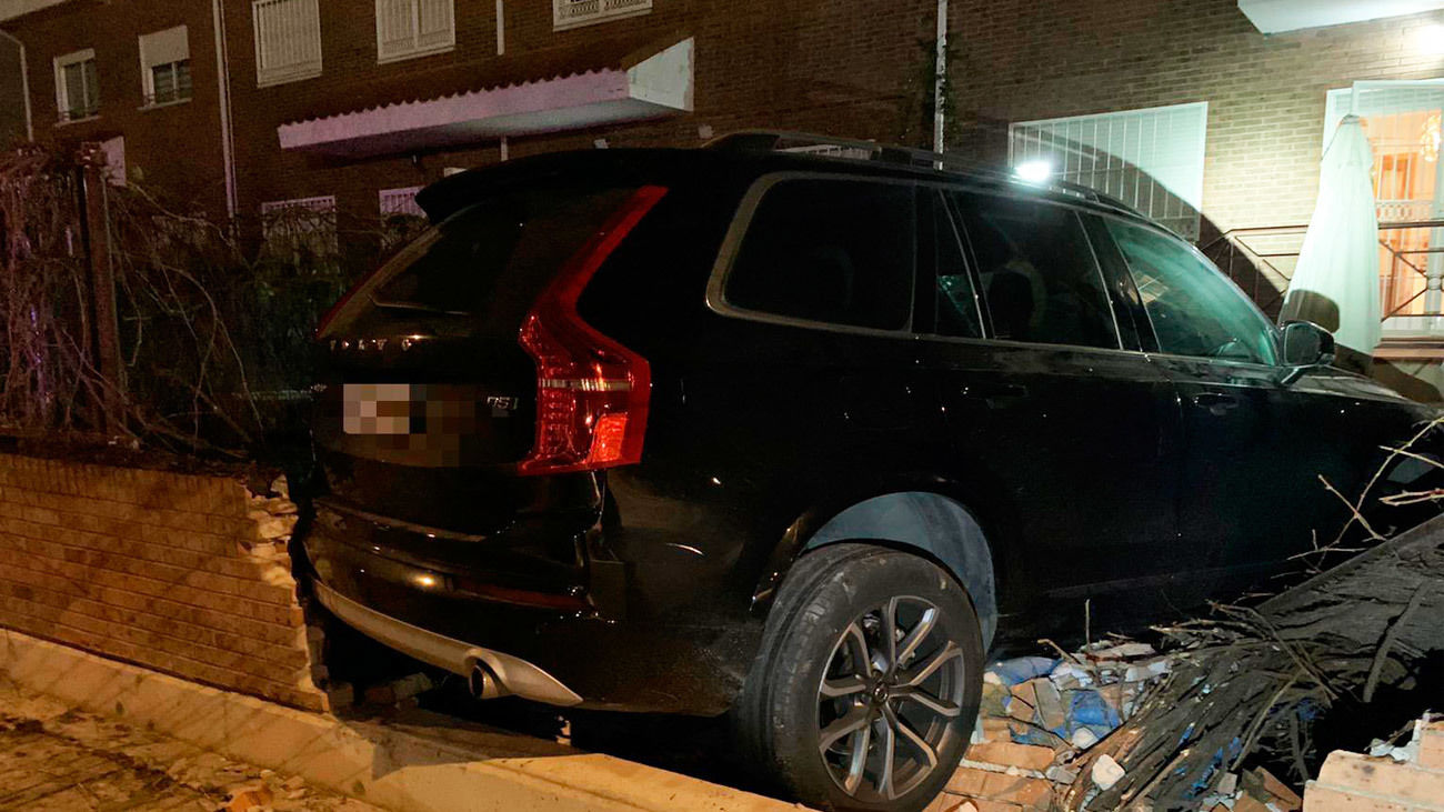 Empotra su vehículo contra un chalet de Valdemoro y se mete en su patio