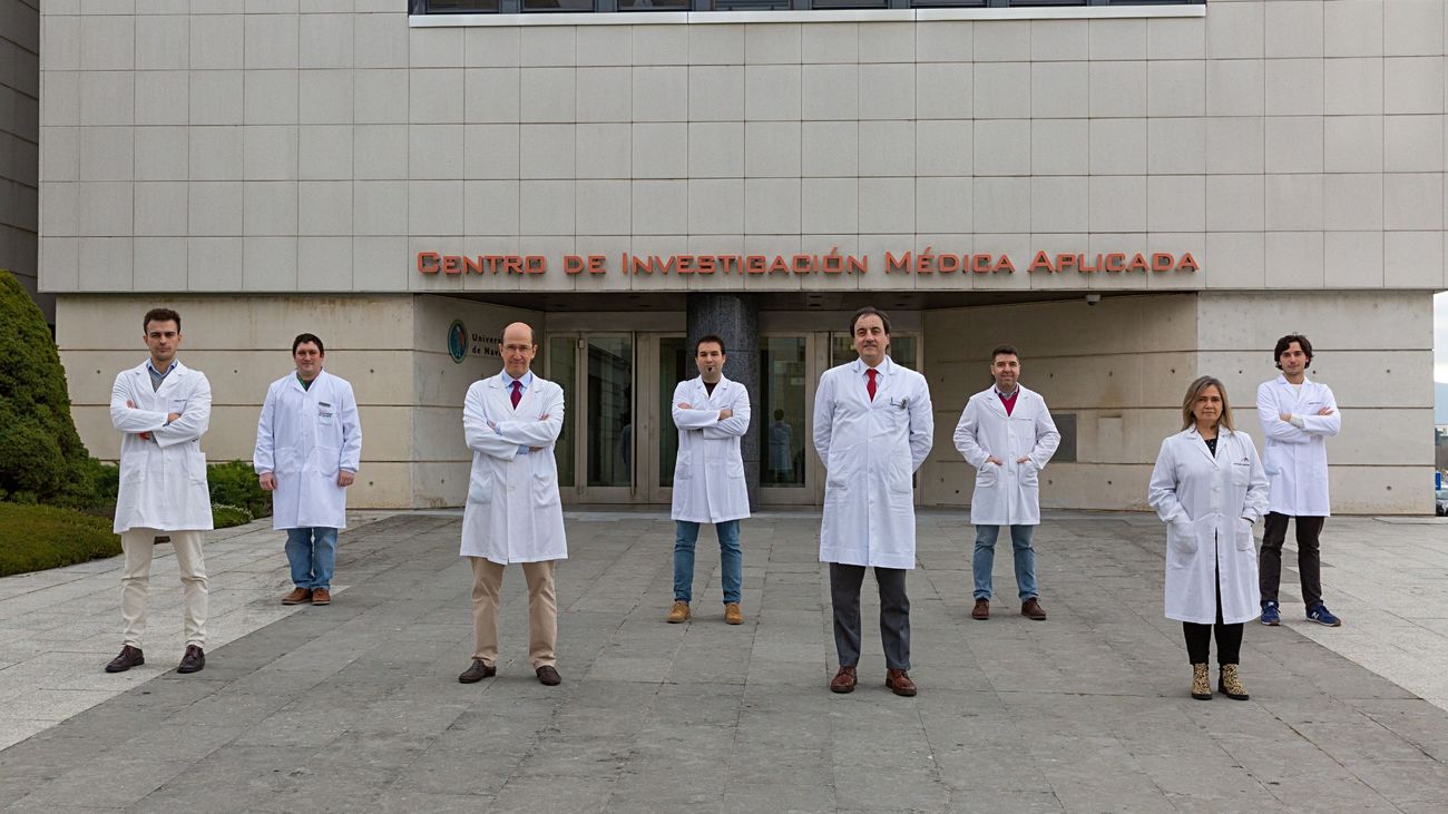 Los doctores Fernando Lecanda y Rafael Martínez-Monge con el equipo del Cima que ha participado en una investigación que previene en ratones la reaparición del cáncer de mama más agresivo