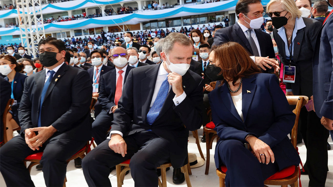 Felipe VI y Kamala Harris dialogan en la investidura de Xiomara Castro en Honduras