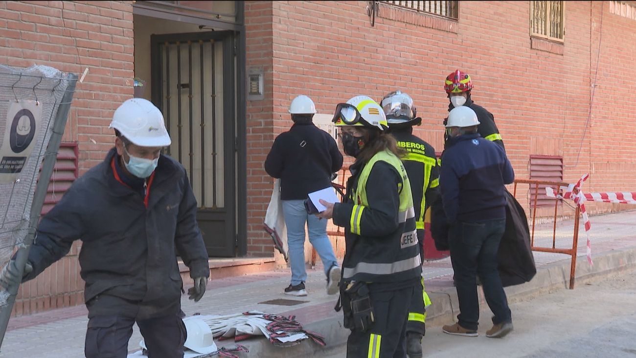 Vecinos de San Fernando desalojados por  la línea 7B de Metro acceden a sus casas para rescatar enseres