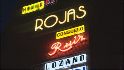 Letreros de comercios madrileños desaparecidos vuelven a cobrar vida en Carabanchel