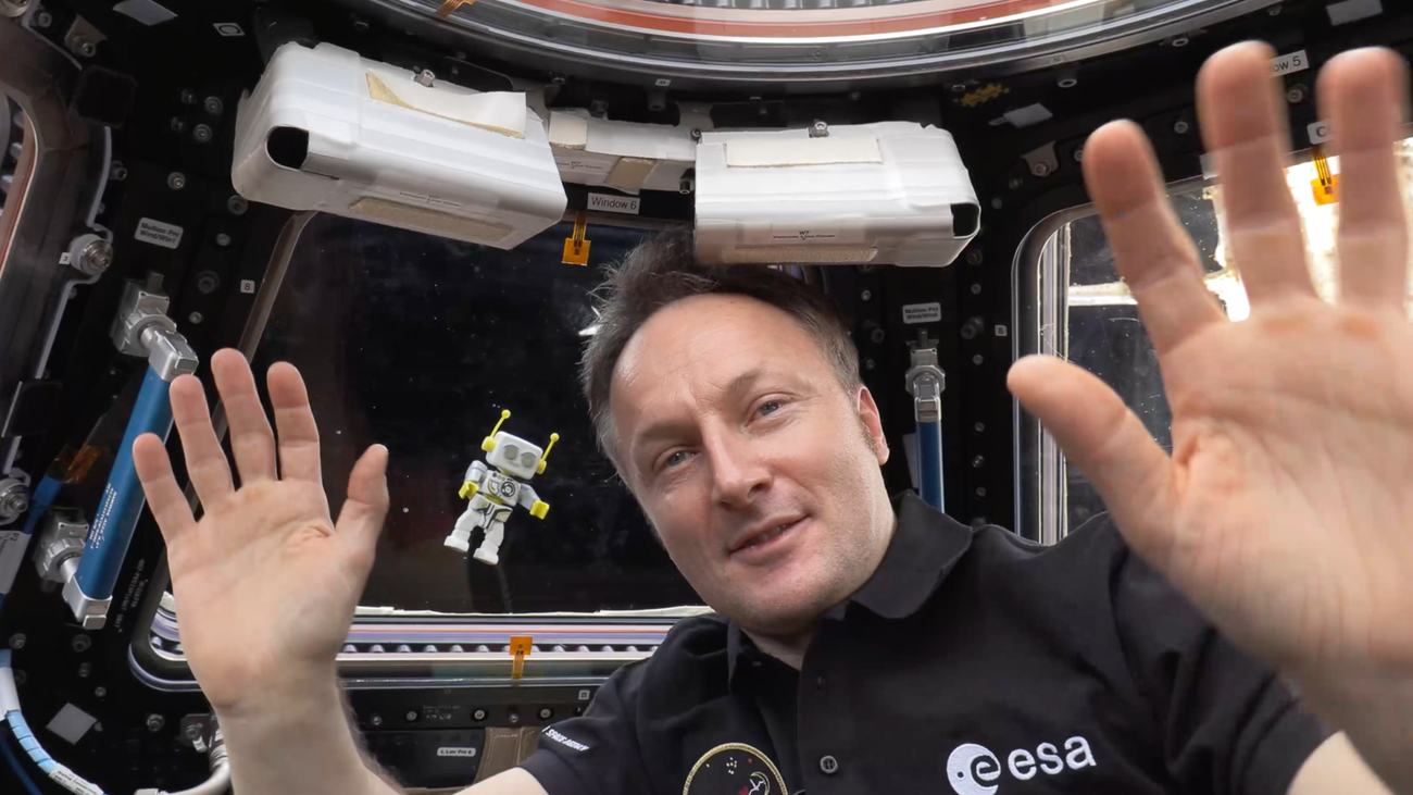 El astronauta Matthias Maurer con ROBert de Playmobil