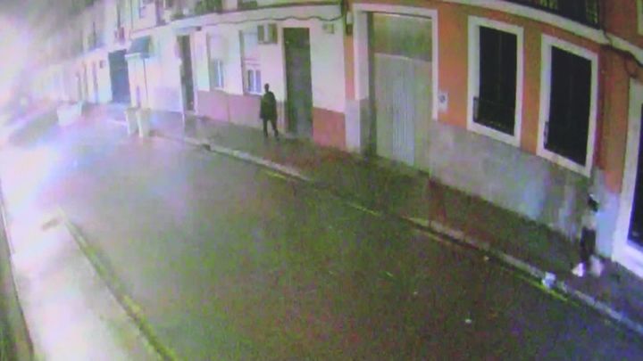 Encuentran inconsciente y tirada en la calle a una joven en Moratalaz víctima de un 'mataleón'