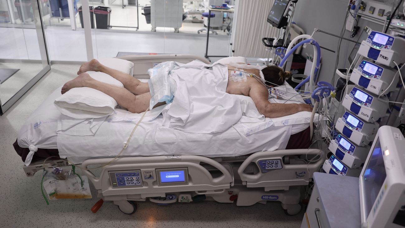 Paciente tumbada en una camilla de la UCI del Hospital Enfermera Isabel Zendal