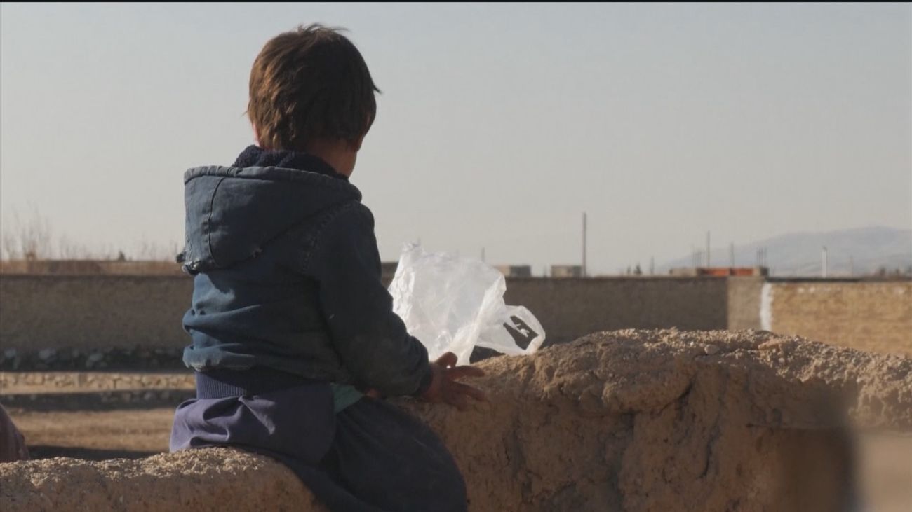 La desesperada situación de afganos que venden sus órganos y a sus hijos por hambre