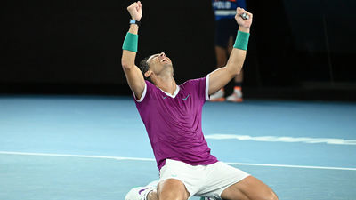 Nadal gana el Open de Australia tras una épica remontada contra Medvedev