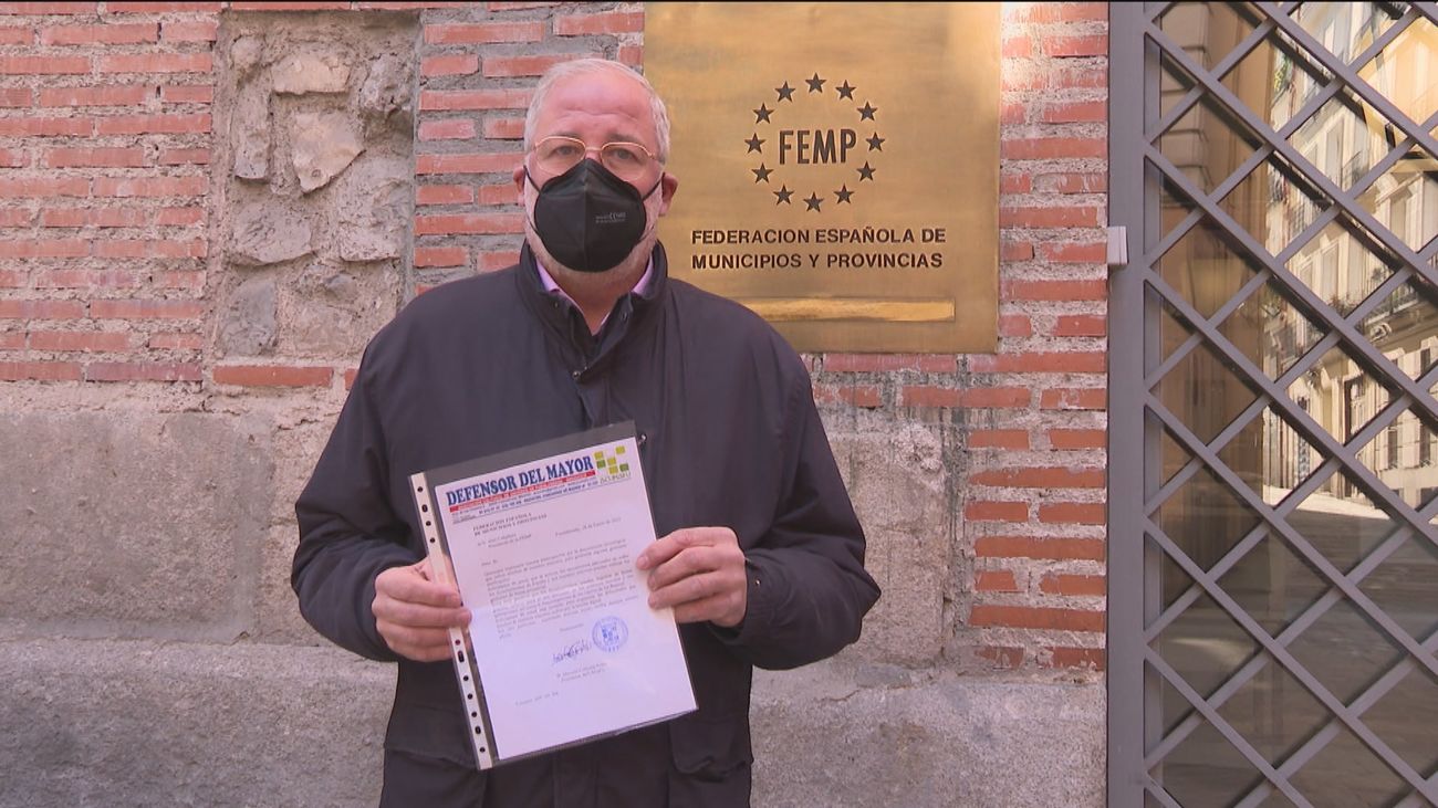 El Defensor del Mayor exige atención personal para la tercera edad