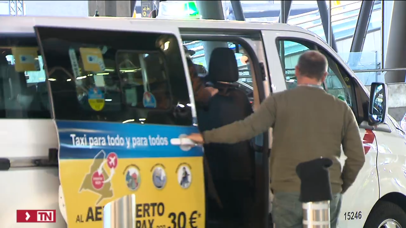 Ayuso apuesta por liberalizar el horario del taxi en Madrid y por un examen para los conductores de VTC