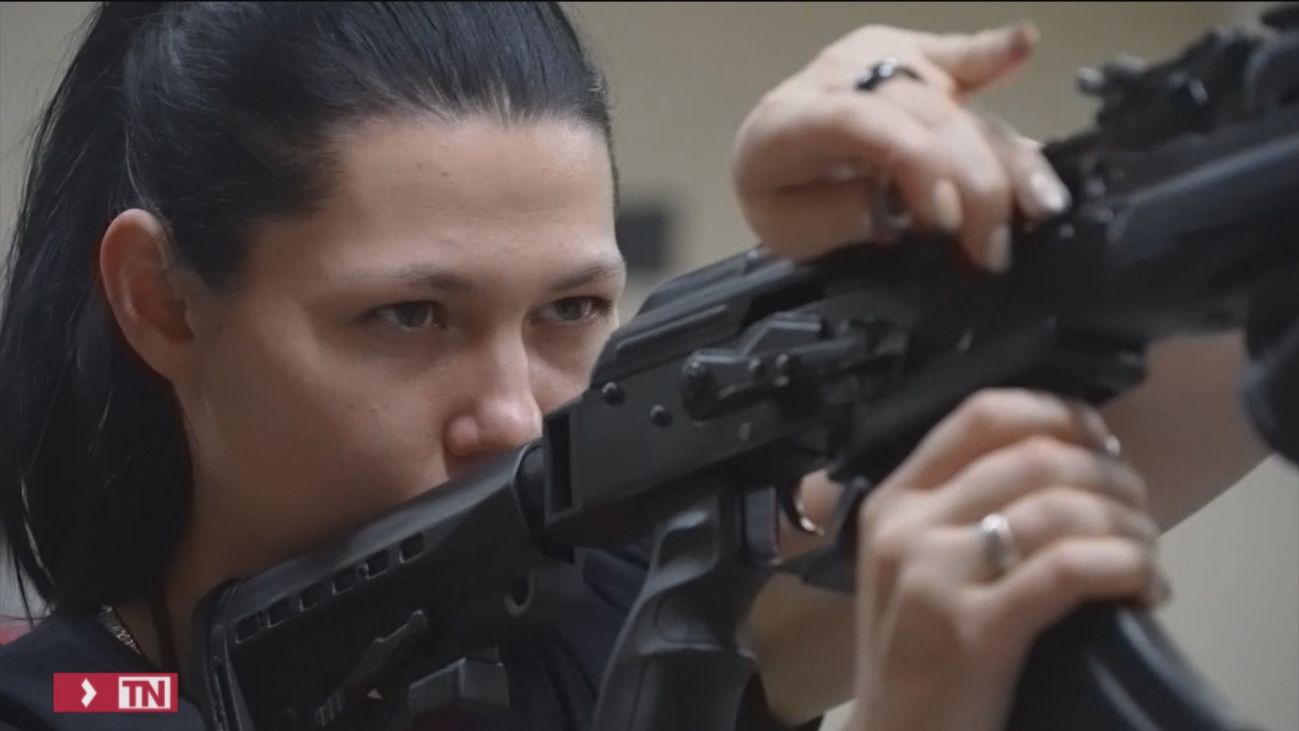 Ucrania arma a sus civiles: veteranos de guerra entrenan a hombres, mujeres y niños