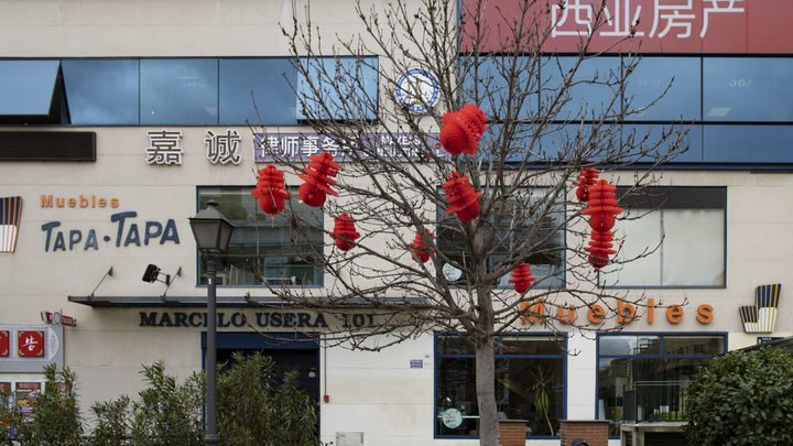 El barrio de Usera decorado con farolillos rojos para recibir el Año Nuevo Chino, 2021 / EUROPA PRESS