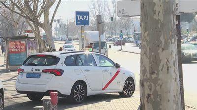 Madrid "flexibiliza" horarios en el taxi de la capital para poner "más oferta" en Navidad