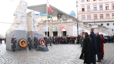 Los reyes honran en Viena a los republicanos españoles víctimas del nazismo