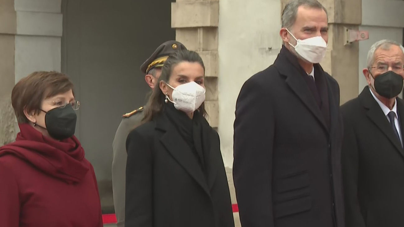 Recibimiento con honores militares a los Reyes en su primer viaje juntos a Austria