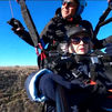 Elda, de 82 años, salta en parapente en Juntos