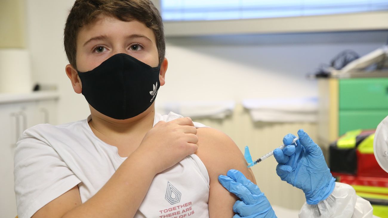 Una enfermera suministra una vacuna a un niño