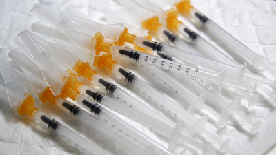 La OMS calcula que la covid ha producido 2.600 toneladas de plásticos y 143 toneladas de residuos de jeringuillas